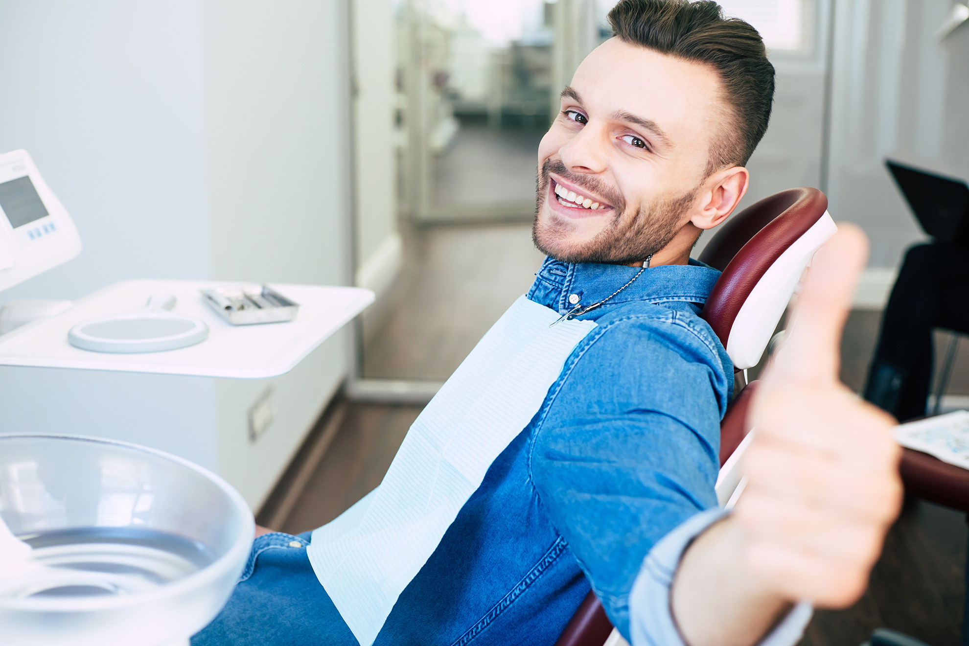 patient heureux de ses soins avec Eurodentaire