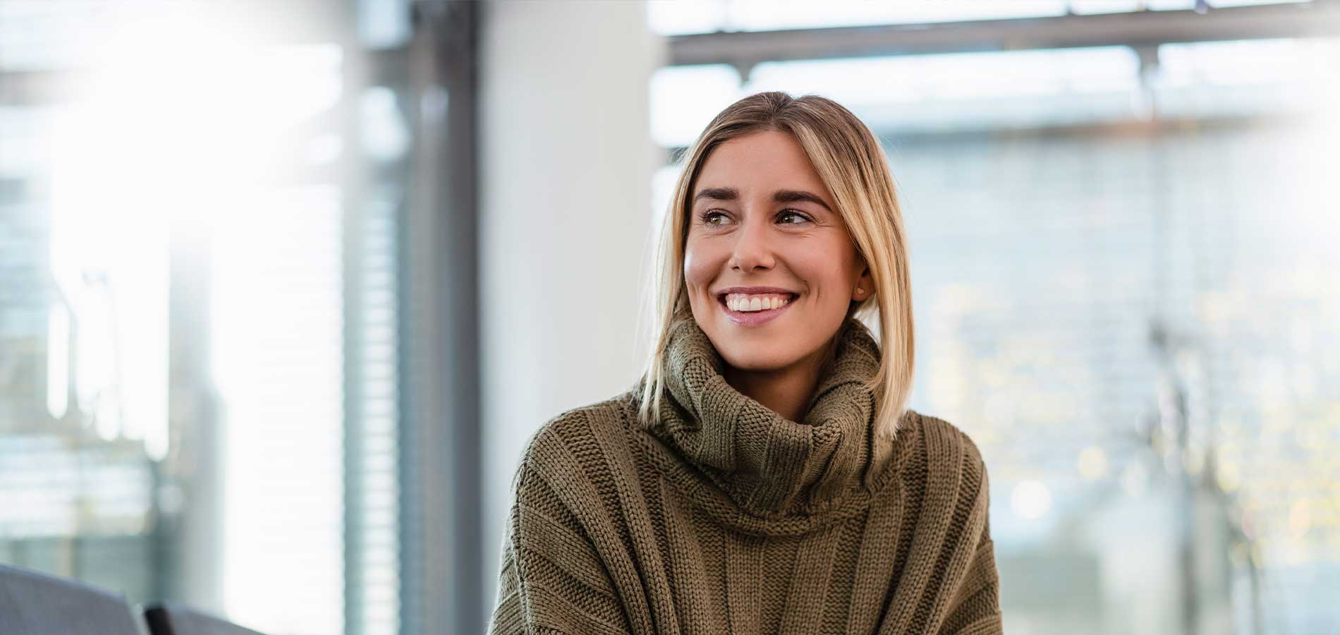 Femme souriante grâce à sa couronne dentaire