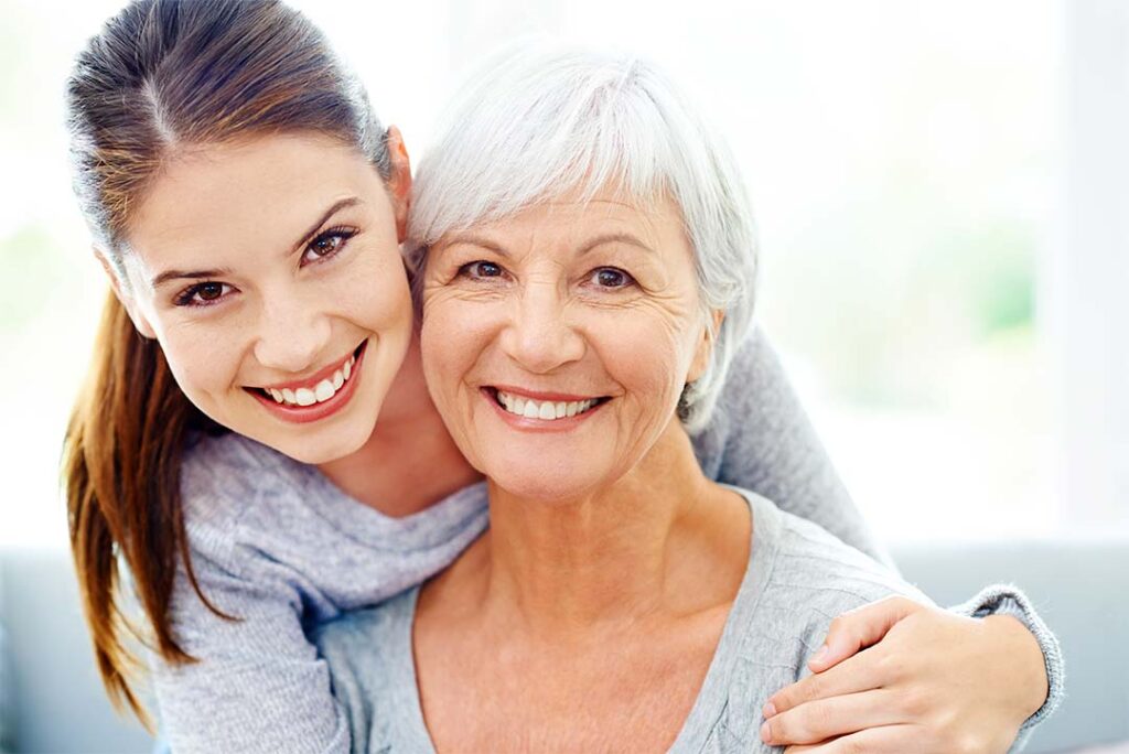 Femmes sourire bénéficient de l'implant dentaire