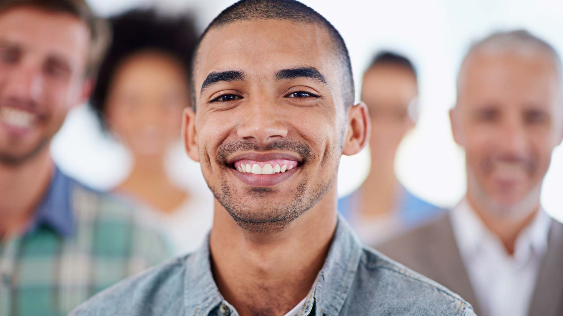 jeune homme sourire implant dentaire