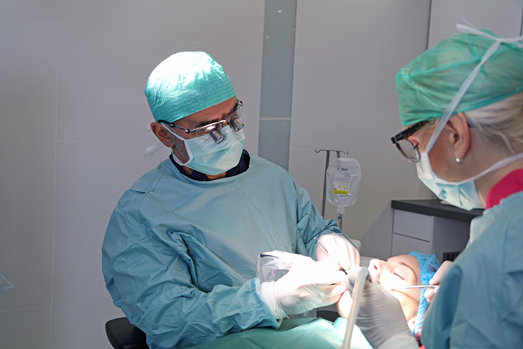 implantologue pose des implants all on sur un patient