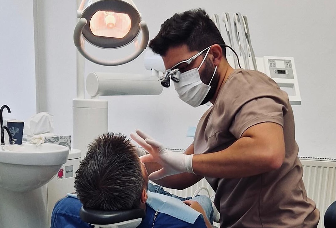 soins dans une clinique dentaire en roumanie